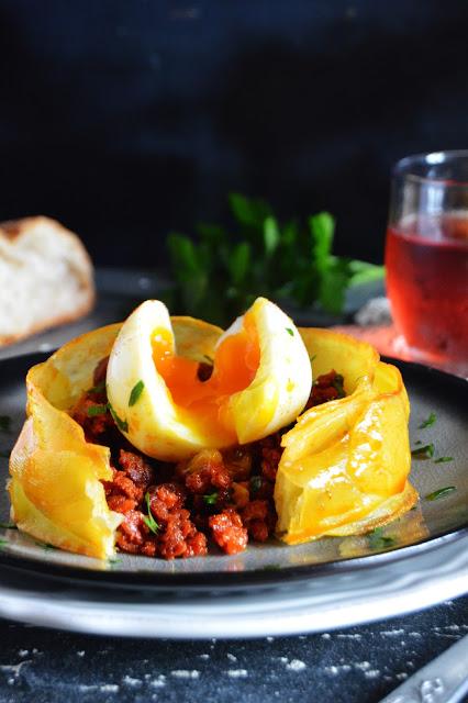 Huevo mollet con chorizo desmigado y corona de patata 