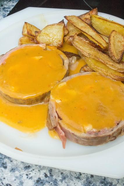 Redondo de ternera en salsa de verduras con patatas al horno Redondo de ternera en salsa de verduras con patatas al horno