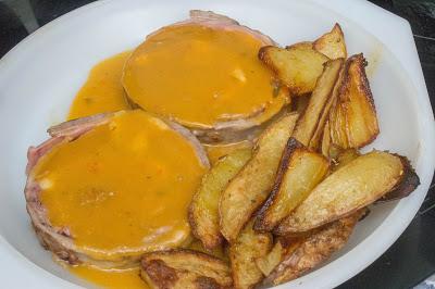 Redondo de ternera en salsa de verduras con patatas al horno Redondo de ternera en salsa de verduras con patatas al horno