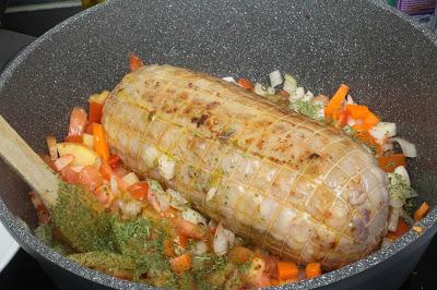 Redondo de ternera en salsa de verduras con patatas al horno Redondo de ternera en salsa de verduras con patatas al horno