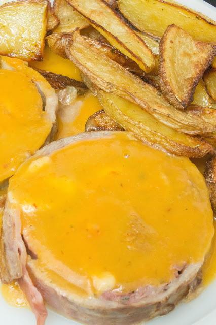 Redondo de ternera en salsa de verduras con patatas al horno Redondo de ternera en salsa de verduras con patatas al horno