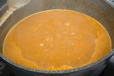 Redondo de ternera en salsa de verduras con patatas al horno Redondo de ternera en salsa de verduras con patatas al horno