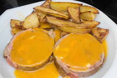 Redondo de ternera en salsa de verduras con patatas al horno Redondo de ternera en salsa de verduras con patatas al horno