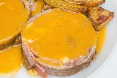 Redondo de ternera en salsa de verduras con patatas al horno Redondo de ternera en salsa de verduras con patatas al horno