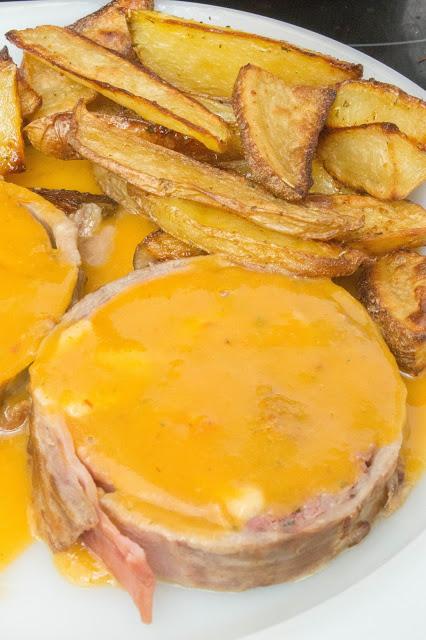 Redondo de ternera en salsa de verduras con patatas al horno Redondo de ternera en salsa de verduras con patatas al horno