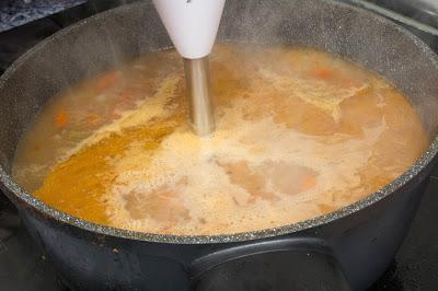 Redondo de ternera en salsa de verduras con patatas al horno Redondo de ternera en salsa de verduras con patatas al horno