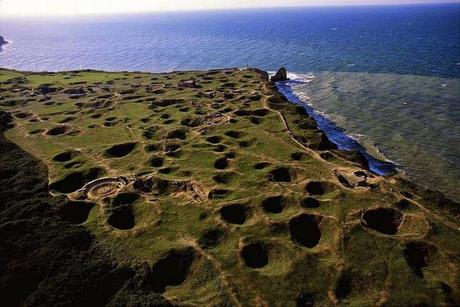 Los cráteres aun visibles de Pointe du Hoc, Normandía. Pointe du Hoc