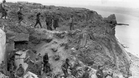 Los cráteres aun visibles de Pointe du Hoc, Normandía. Pointe du Hoc