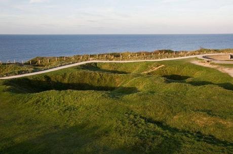 Los cráteres aun visibles de Pointe du Hoc, Normandía. Pointe du Hoc