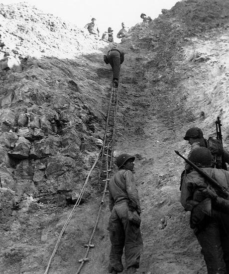 Los cráteres aun visibles de Pointe du Hoc, Normandía. Pointe du Hoc