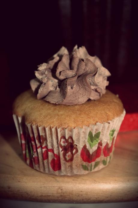 CUPCAKES DE VAINILLA RELLENOS DE MERMELADA DE FRESAS CON CHIA DECORADOS CON FROSTING DE CHOCOLATE CUPCAKES DE VAINILLA RELLENOS DE MERMELADA DE FRESAS CON CHIA DECORADOS CON FROSTING DE CHOCOLATE