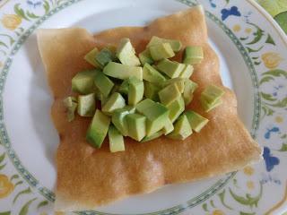 TARTAR DE SALCHICHON DE MALAGA CON AGUACATE Y VINAGRETA DE MANGO SOBRE CRUJIENTE DE WONTON