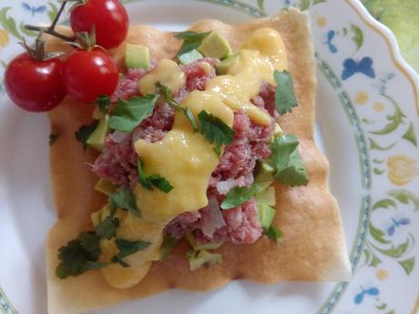 TARTAR DE SALCHICHON DE MALAGA CON AGUACATE Y VINAGRETA DE MANGO SOBRE CRUJIENTE DE WONTON