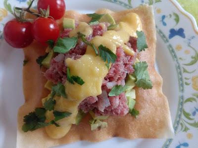 TARTAR DE SALCHICHON DE MALAGA CON AGUACATE Y VINAGRETA DE MANGO SOBRE CRUJIENTE DE WONTON