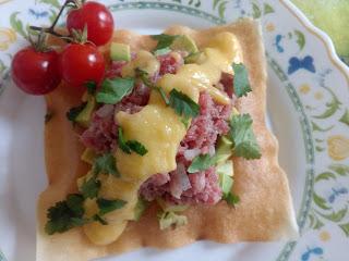 TARTAR DE SALCHICHON DE MALAGA CON AGUACATE Y VINAGRETA DE MANGO SOBRE CRUJIENTE DE WONTON