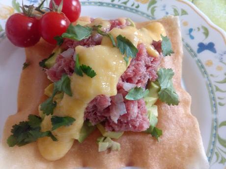 TARTAR DE SALCHICHON DE MALAGA CON AGUACATE Y VINAGRETA DE MANGO SOBRE CRUJIENTE DE WONTON