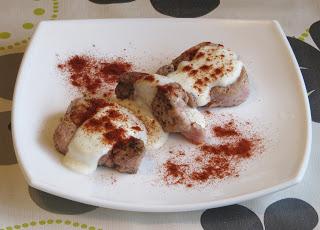 Solomillo de cerdo con salsa de queso y pimentón Solomillo de cerdo con salsa de queso y pimentón