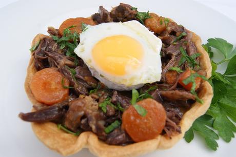 TARTALETAS DE COLA DE TORO CON QUESO DE CABRA Y HUEVOS DE CODORNIZ TARTALETAS DE COLA DE TORO CON QUESO DE CABRA Y HUEVOS DE CODORNIZ