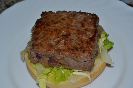 Hamburguesa de cerdo rellena de cebolla morada Hamburguesa de cerdo rellena de cebolla morada