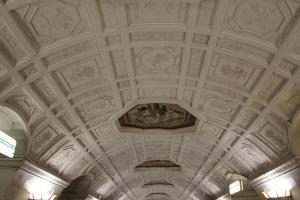 Diferentes formas de desperdiciar tu dinero mientras viajas Techo de una estación de Metro en Moscú