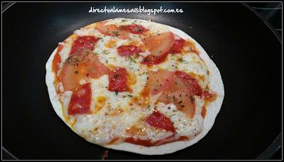 Pizza en sartén con tortillas de trigo