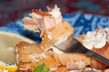 Salmón con Hierbas Aromáticas y Bastones de Polenta