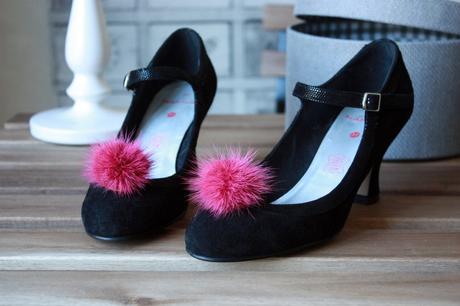 Los zapatos con pompones, una tendencia exagerada para muchos pero con total diversión y estilo Los zapatos con pompones, una tendencia exagerada para muchos pero con total diversión y estilo