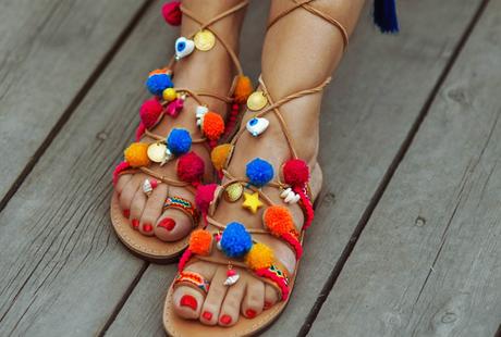 Los zapatos con pompones, una tendencia exagerada para muchos pero con total diversión y estilo Los zapatos con pompones, una tendencia exagerada para muchos pero con total diversión y estilo
