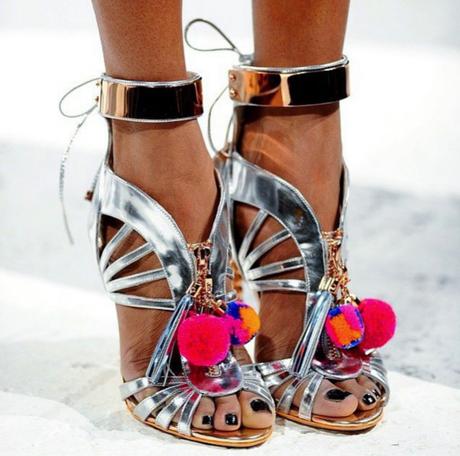 Los zapatos con pompones, una tendencia exagerada para muchos pero con total diversión y estilo Los zapatos con pompones, una tendencia exagerada para muchos pero con total diversión y estilo