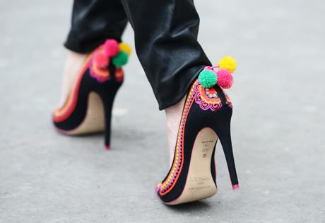 Los zapatos con pompones, una tendencia exagerada para muchos pero con total diversión y estilo Los zapatos con pompones, una tendencia exagerada para muchos pero con total diversión y estilo