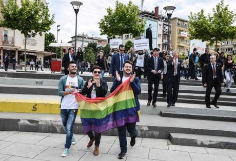 Primer desfile del Orgullo LGBT en Kosovo kosovo-lgbt-homosexuality-demo_5175687.jpg