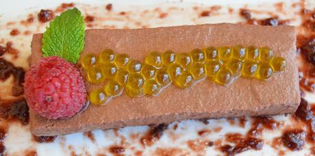 TARTA DE CHOCOLATE CON PERLAS DE AOVE Y MERMELADA DE FRAMBUESAS TARTA DE CHOCOLATE CON PERLAS DE AOVE Y MERMELADA DE FRAMBUESAS