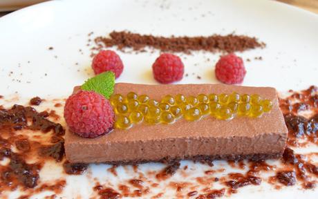 TARTA DE CHOCOLATE CON PERLAS DE AOVE Y MERMELADA DE FRAMBUESAS TARTA DE CHOCOLATE CON PERLAS DE AOVE Y MERMELADA DE FRAMBUESAS