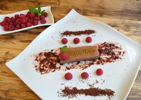 TARTA DE CHOCOLATE CON PERLAS DE AOVE Y MERMELADA DE FRAMBUESAS TARTA DE CHOCOLATE CON PERLAS DE AOVE Y MERMELADA DE FRAMBUESAS