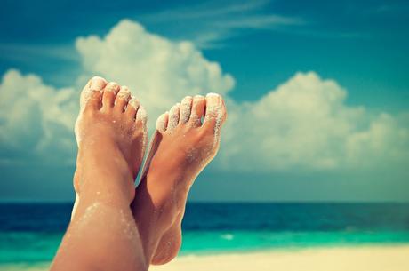 pies en la playa con la pedicura hecha