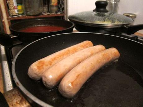 Currywurst casero y patatas fritas al estilo alemán currywurst-casero-con-patatas-fritas-estilo-aleman-09