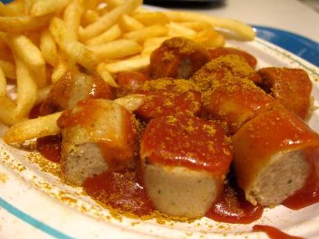 Currywurst casero y patatas fritas al estilo alemán currywurst-caser-con-patatas-fritas-estilo-aleman-01