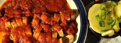 Currywurst casero y patatas fritas al estilo alemán currywurst-casero-con-patatas-fritas-estilo-aleman-FI