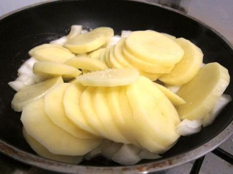 Currywurst casero y patatas fritas al estilo alemán currywurst-casero-con-patatas-fritas-estilo-aleman-04