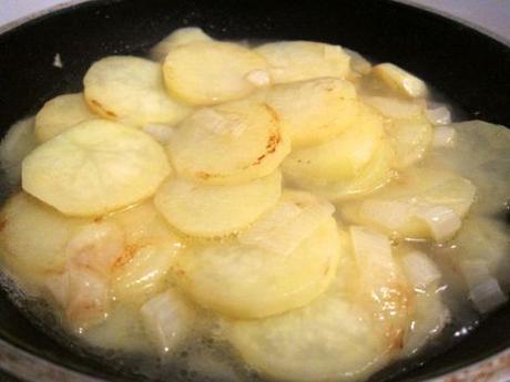 Currywurst casero y patatas fritas al estilo alemán currywurst-casero-con-patatas-fritas-estilo-aleman-05