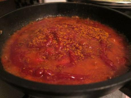 Currywurst casero y patatas fritas al estilo alemán currywurst-casero-con-patatas-fritas-estilo-aleman-07