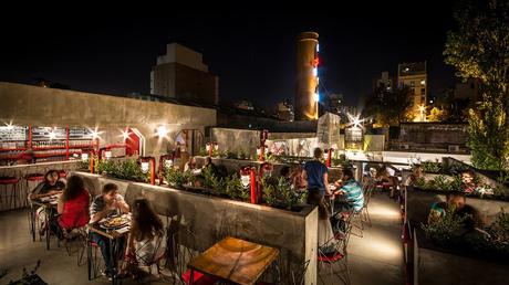 Cervecería Capitán Central: la transformación de una estación de policía en un impresionante bar de estética industrial Cervecería Capitán Central: la transformación de una estación de policía en un impresionante bar de estética industrial