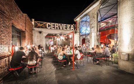 Cervecería Capitán Central: la transformación de una estación de policía en un impresionante bar de estética industrial Cervecería Capitán Central: la transformación de una estación de policía en un impresionante bar de estética industrial