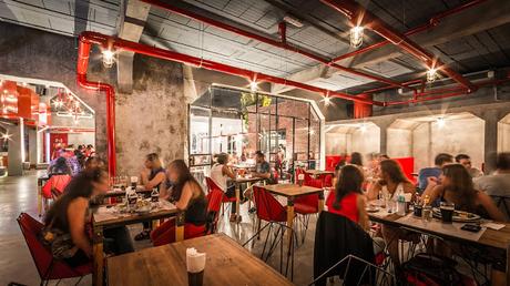 Cervecería Capitán Central: la transformación de una estación de policía en un impresionante bar de estética industrial Cervecería Capitán Central: la transformación de una estación de policía en un impresionante bar de estética industrial