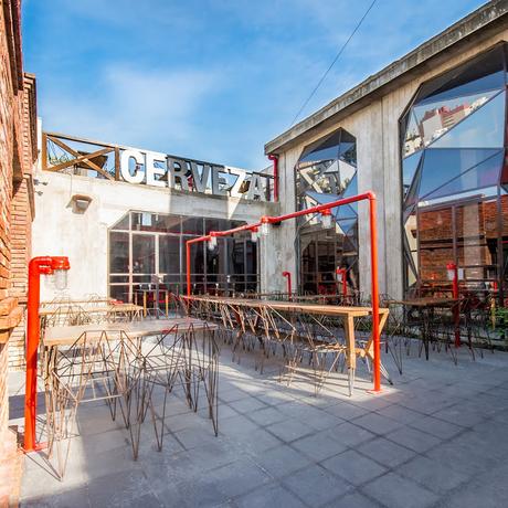 Cervecería Capitán Central: la transformación de una estación de policía en un impresionante bar de estética industrial Cervecería Capitán Central: la transformación de una estación de policía en un impresionante bar de estética industrial