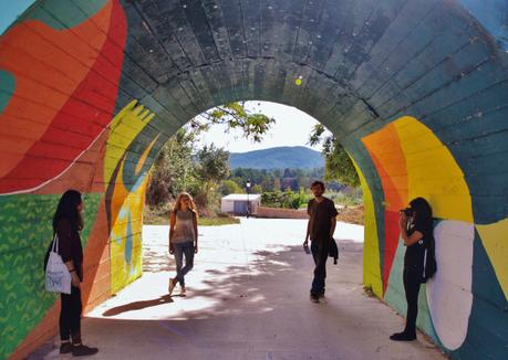Psicogeografía En 2005, Fanzara (Castellón) iba a convertirse en un gran vertedero. Ahora, tras haber frenado el proyecto y gracias a la iniciativa de muchas personas, artistas y vecinos que se pusieron manos a la obra, esta pequeña aldea de poco más de 300 habitantes es un verdadero museo al aire libre. / © Patricia García.