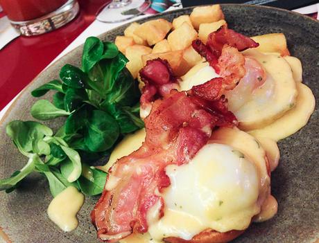 huevos benedictine con bacon bananas baco y boca