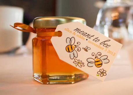 Un frasco de miel es uno de los mejores regalos naturales para tus invitados - Foto: www.pideasweddings.xyz