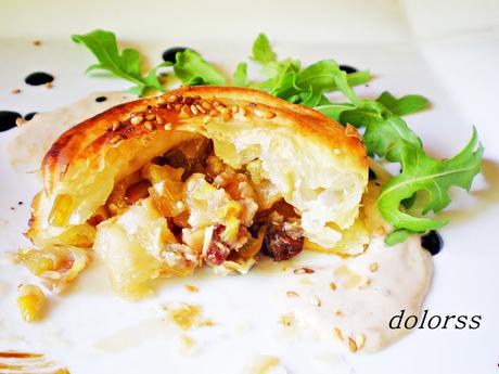 Hojaldre de puerros, pera y gorgonzola con su salsa Hojaldre de puerros, pera y gorgonzola con su salsa