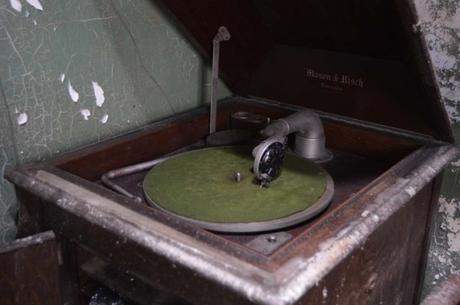 Una casa abandonada con un tesoro y un fotógrafo con gran corazón. casa abandonada con un tesoro